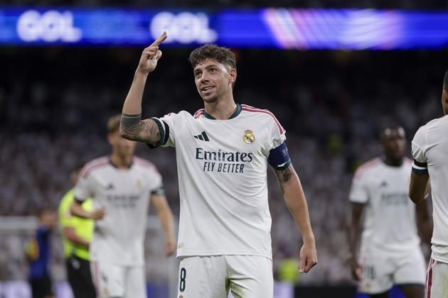 Federico Valverde đang loay hoay ở hàng tiền vệ Real Madrid. Ảnh: EPA/JUANJO MARTIN