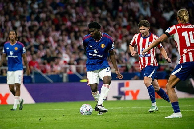 Carlos Baleba được khen ngợi dù MU thua Atletico Madrid. Ảnh: Ash Donelon/Manchester United via Getty Images