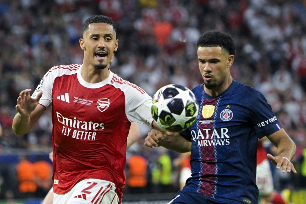 Saliba được PSG săn đón. Ảnh: EPA.