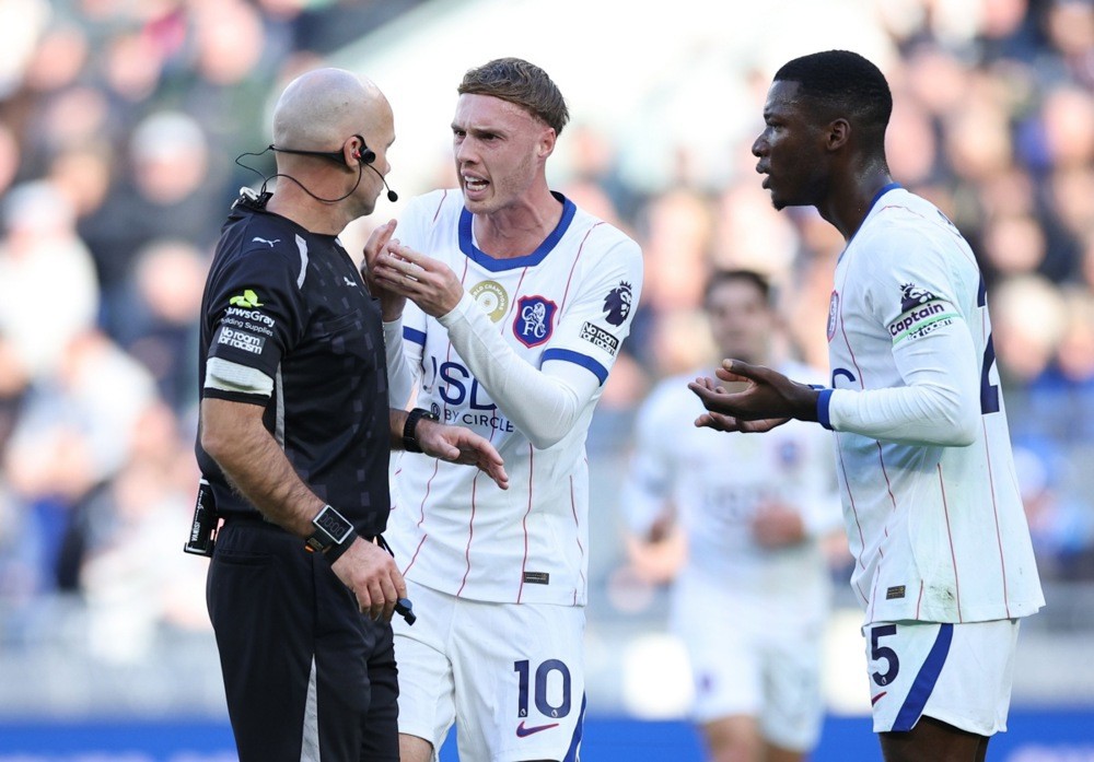 Cole Palmer và Moises Caicedo mang đến những pha lên bóng khởi sắc cho Chelsea, riêng Caicedo còn có một lần sút dội xà ngang khung thành Everton. Ảnh: EPA.