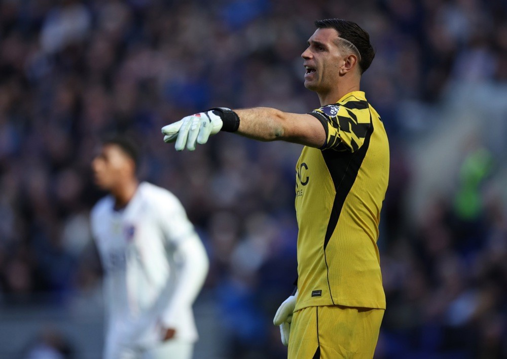 Sau một pha va chạm với trung vệ Jarrad Branthwaite, thủ thành Emiliano Martinez đã gặp chấn thương nặng và buộc phải rời sân bằng cáng. Ảnh: EPA. 