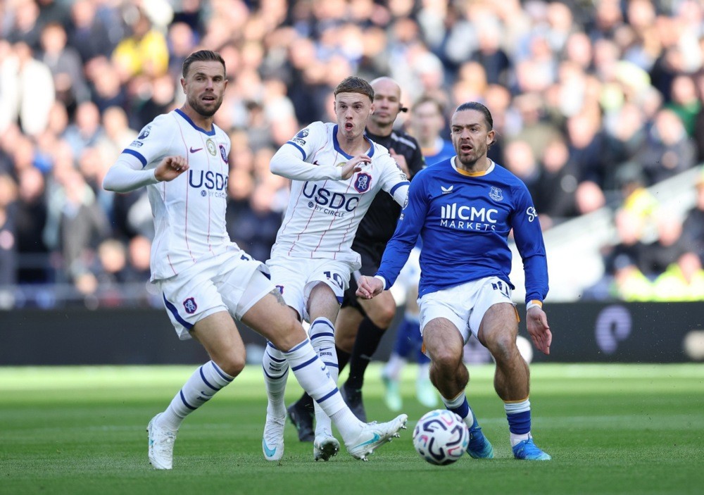 Jordan Henderson – 7.2 điểm Đối mặt với sự la ó từ khán đài, cựu tiền vệ Liverpool vẫn giữ sự điềm tĩnh đáng nể, đóng góp kinh nghiệm và phân phối bóng nhịp nhàng trong các pha tranh chấp nảy lửa.
