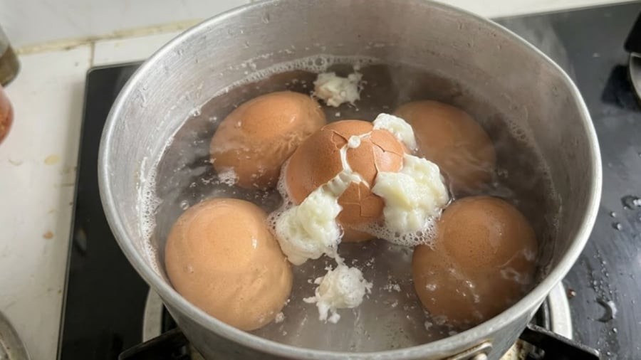Luộc trứng tuy đơn giản nhưng nếu không biết cách, phần vỏ sẽ bị nứt và làm lòng đỏ cũng như lòng trắng trào ra ngoài. 