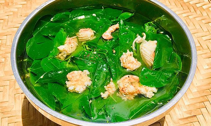Canh rau ngót nấu tôm có vị ngọt thanh tự nhiên, giúp mâm cơm gia đình thêm hài hòa khi dùng cùng món ốc xào đậm vị.