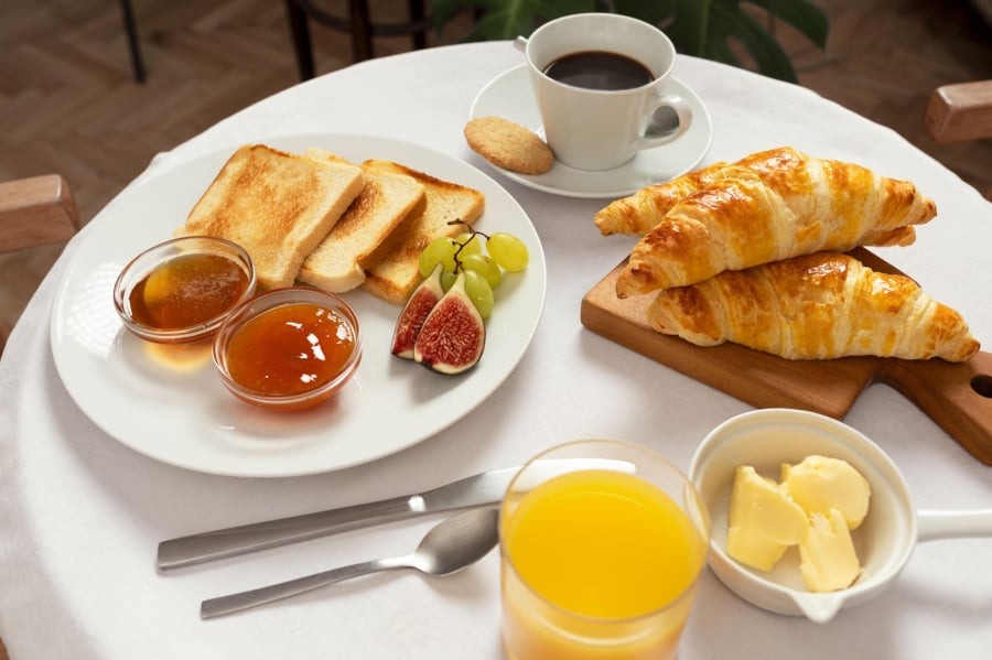 Bánh mì trắng, bánh sừng bò và bánh ngọt ăn kèm cà phê nhiều đường dễ làm tăng lượng calo nạp vào cơ thể mỗi sáng.