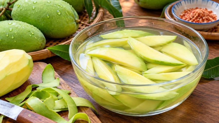 Tại sao nên ngâm xoài trước khi ăn?