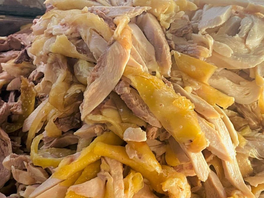 Xé gà để ăn cùng phở