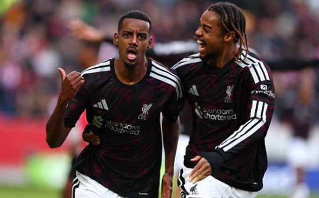 Isak lên tiếng cứu Liverpool khỏi trận hòa. (Ảnh: Shaun Brooks - CameraSport via Getty Images)