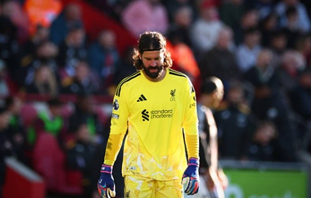 Alisson Becker - 7.1: Mang lại sự an tâm ngay từ những phút đầu khi Liverpool chủ động luân chuyển bóng từ tuyến dưới, đồng thời thể hiện sự chủ động và làm chủ không gian trong các tình huống cố định. Anh hoàn toàn không có lỗi trong bàn thua đầu tiên bởi cú đánh đầu hiểm hóc đi quá nhanh.