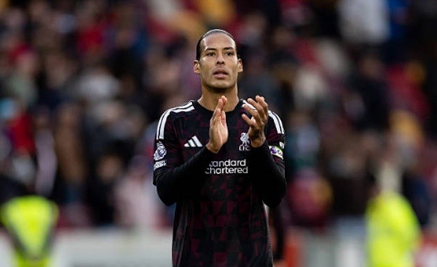 Virgil van Dijk - 7.2: Thể hiện bản lĩnh thủ lĩnh và thi đấu rất chắc chắn. Dù có vài đường chuyền ngắn hỏng ở đầu trận, anh đã lập công xô xát bằng pha cắt bóng giải nguy ngay trước vạch vôi. Khi Liverpool vượt lên dẫn trước, Van Dijk là điểm tựa an toàn giúp toàn đội kiểm soát thế trận.