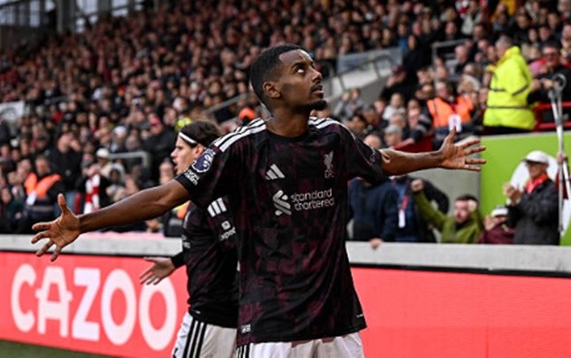 Alexander Isak - 7.7: Vừa trở lại sau giai đoạn điều trị chấn thương nên nhịp độ chơi bóng chưa thực sự thanh thoát. Dù không phải lúc nào cũng có những màn trình diễn bùng nổ kiểu siêu sao, chân sút chủ lực này vẫn biết cách lên tiếng đúng lúc khi chọn vị trí chính xác để ghi bàn thắng ấn định chiến thắng cho Liverpool.
