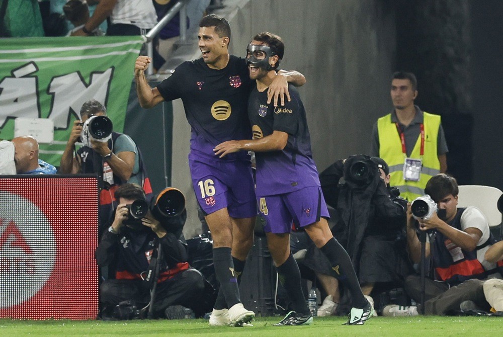 Barca trả giá đắt sau trận thắng Betis, với nguy cơ Garcia (đeo mặt nạ) vắng bóng El Clasico. Ảnh: EPA Images.