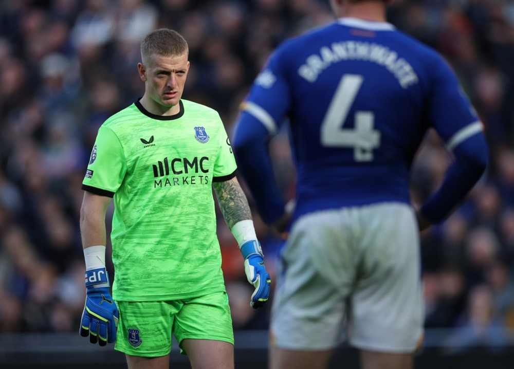 Pickford có ngày thi đấu đáng quên trước Chelsea. Ảnh: EPA Images.