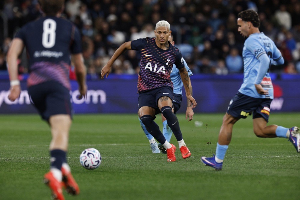 Mâu thuẫn khó hàn gắn với HLV De Zerbi, Richarlison đếm ngày rời Spurs. Ảnh: EPA Images.