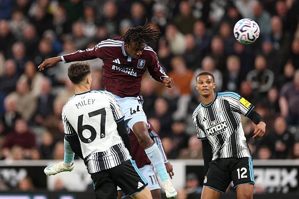 Cú đánh đầu của Johan Manzambi giúp Aston Villa giành trọn 3 điểm. Ảnh:  Neville Williams/Getty Images