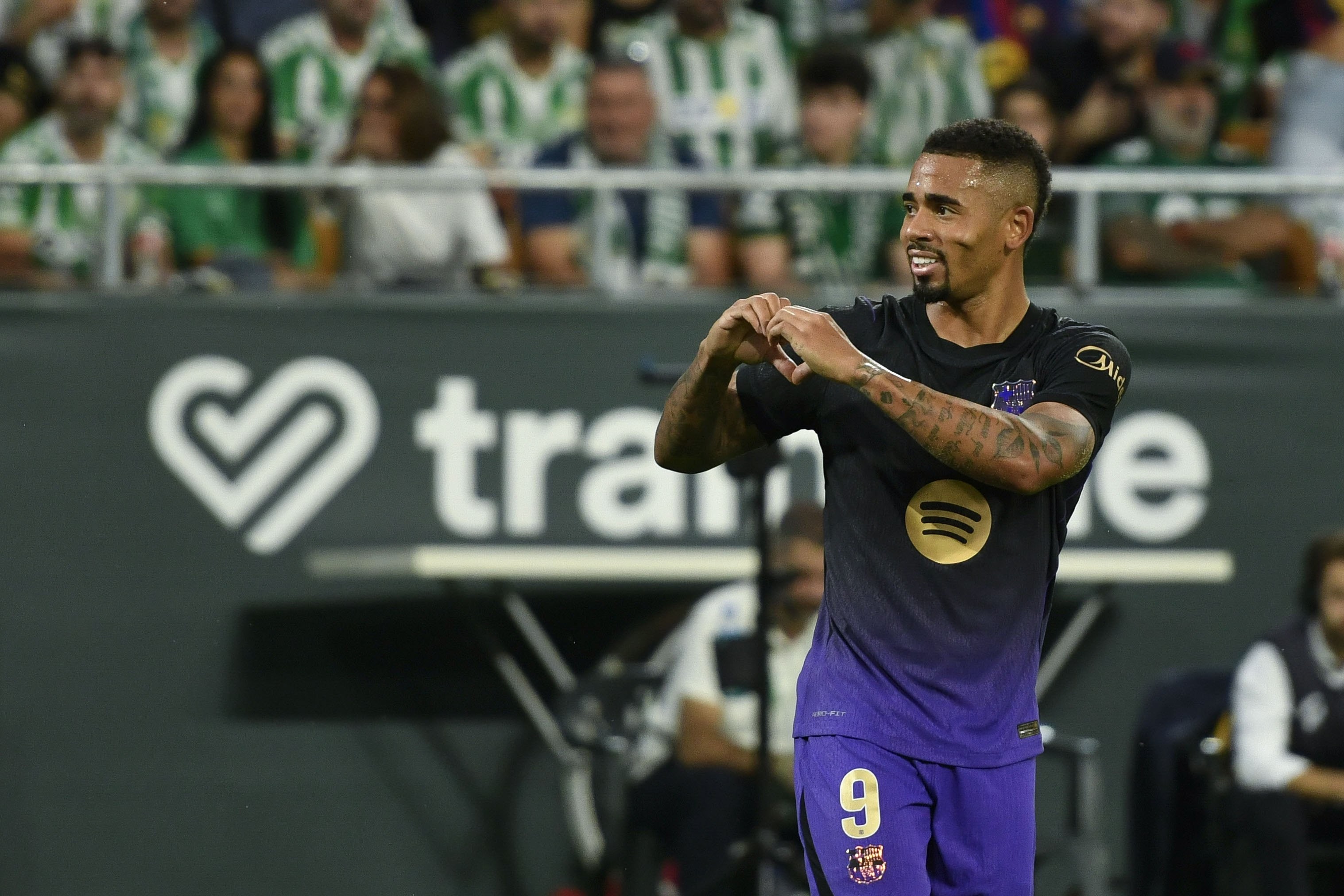 Gabriel Jesus - 7.7/10 Dẫn dắt hàng công bằng lối chơi thông minh và đầy kiên cường. Nỗ lực của anh được đền đáp bằng bàn thắng đẹp mắt ở phút 51 từ đường chuyền của Yamal. Khả năng liên kết lối chơi và làm tường của Jesus đóng vai trò then chốt trong việc kéo dãn các trung vệ bên phía Betis. Ảnh: