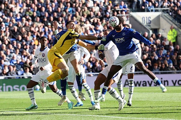 Góc máy cho thấy pha va chạm kinh hoàng của Emi Martinez. Ảnh: Alex Livesey/Getty Images