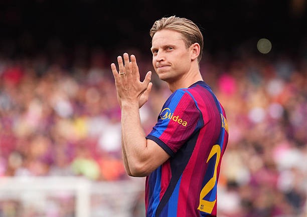 Frenkie de Jong đang dần đánh mất vị trí tại Barca. Ảnh: Alex Caparros/Getty Images