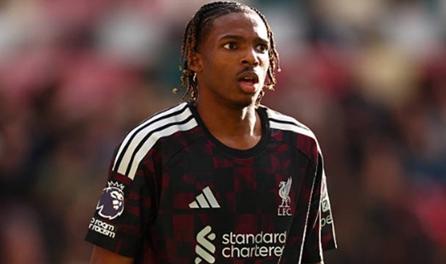 Jacquet câu thẻ đỏ của Brentford. (Ảnh: Marc Atkins/Getty Images)