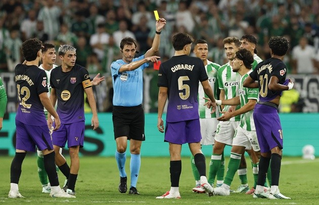 Trọng tài phạt thẻ Facundo Bernal và Lamine Yamal. (Ảnh: EPA Images)
