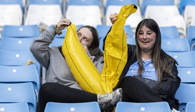 CĐV Man City dùng chuối bơm hơi ủng hộ đội nhà. (Ảnh: EPA Images)