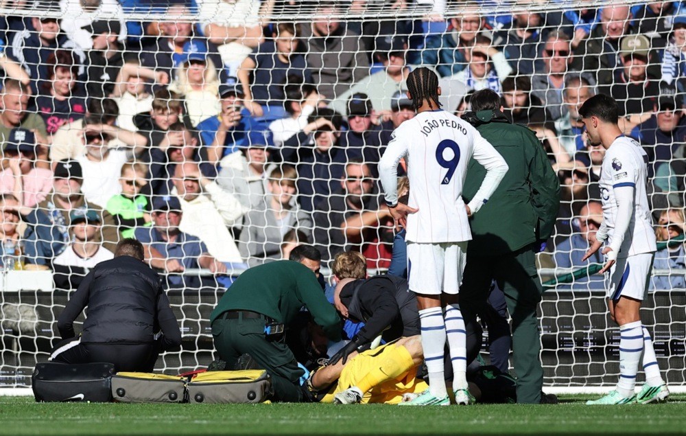 Emiliano Martinez sẽ sớm hồi phục sau pha va chạm. Ảnh: EPA.