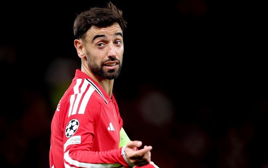 Bruno Fernandes đặt ra bài toán nhân sự cho Carrick. Ảnh: EPA.