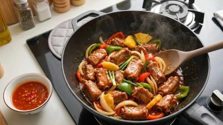 Bạn có thể chuẩn bị sẵn nước xốt chua ngọt để tiện nấu cho các món ăn khác nhau.