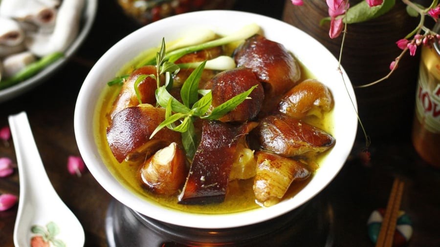 Món giả cầy Hà Nội thường có hương thơm đặc trưng từ riềng, mẻ và mắm tôm.