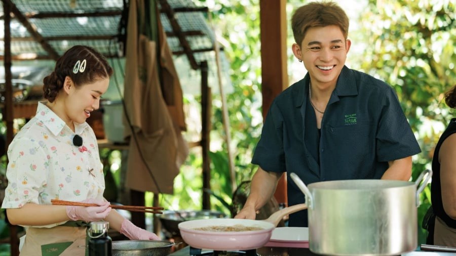 Jun Phạm trở thành bếp trưởng nấu các món đặc sản Huế.