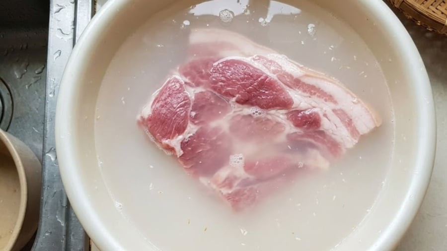 Rửa thịt bằng nước vo gạo sẽ giúp loại bỏ bụi bẩn trên bề mặt miếng thịt tốt hơn.