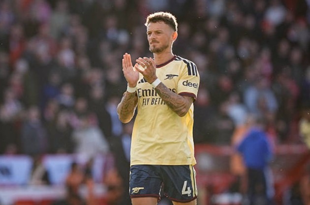 Hậu vệ phải: Ben White (6.6 điểm) Dù Arsenal chủ yếu triển khai tấn công bên cánh phải trong hiệp một, White lại không thể hiện được sự sắc bén cần thiết. Các pha leo biên và tạt bóng của hậu vệ người Anh thiếu đi độ chính xác và tính đột biến.