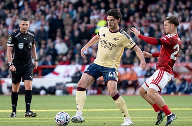 Tiền vệ trung tâm: Declan Rice (7.5 điểm) Rice ngày càng hoàn thiện khả năng chuyền bóng từ tuyến dưới, nhiều lần tìm thấy khoảng trống để kết nối với đội trưởng Odegaard. Anh đã bỏ lỡ một cơ hội ghi bàn ở hiệp hai nhưng bù lại bằng tình huống kiến tạo thành bàn và những pha phòng ngự từ xa rất tốt.