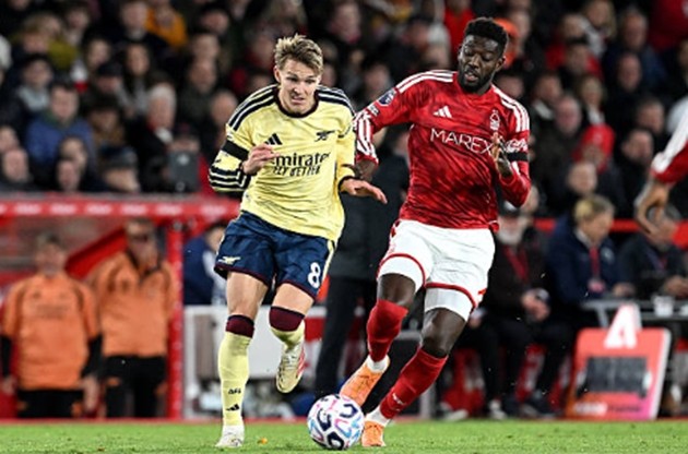 Tiền vệ tấn công: Martin Odegaard (7.0 điểm) Đội trưởng của Arsenal luôn bị các cầu thủ Forest vây ráp và pressing quyết liệt. Việc thiếu không gian khiến Odegaard gặp khó khăn trong việc kiến thiết lối chơi.
