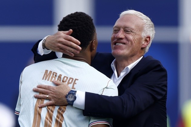 Kylian Mbappe bùng nổ trong tay Didier Deschamps. Ảnh: EPA/WILL OLIVER