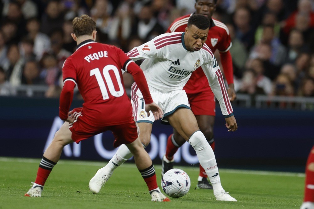 Mbappe có bàn thắng đẳng cấp vào lưới Sevilla. Ảnh: EPA.