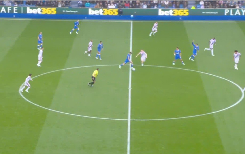 Gomez đã có một cú sút sấm sét. Ảnh: Sky Sports.
