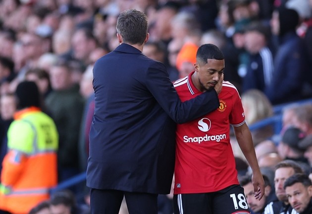 Youri Tielemans tỏa sáng với 1 kiến tạo cho Bryan Mbeumo. Ảnh: EPA