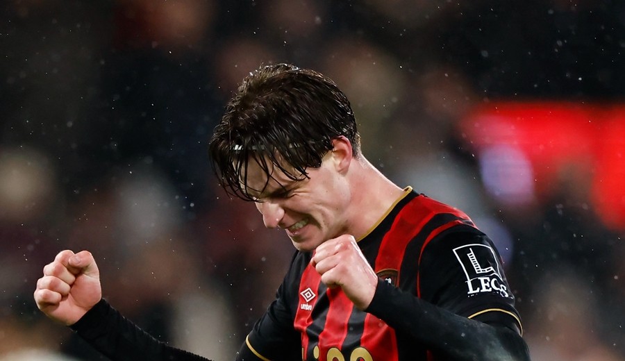Alex Scott có thể rời Bournemouth vào tháng Giêng. Ảnh: EPA/Tolga Akmen.