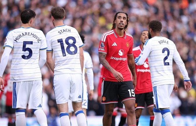 Leny Yoro là một trong những ngôi sao mang đến tia sáng hiếm hoi cho đội hình Man United. Ảnh: EPA