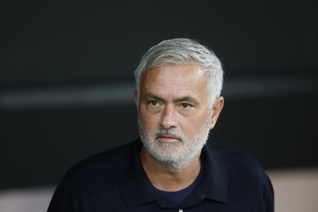 Jose Mourinho đối mặt với những mâu thuẫn nội bộ tại Real Madrid. Ảnh: EPA/Javier Lizon