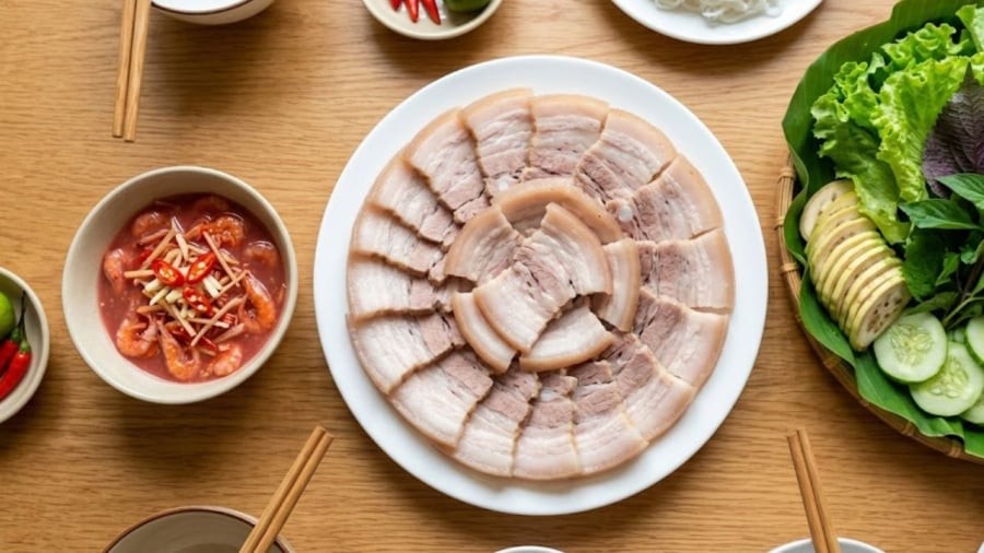 Nên để thịt luộc nguội bớt rồi mới thái miếng vừa ăn.