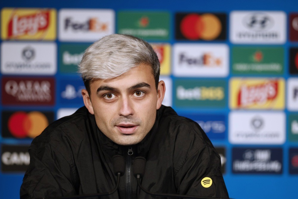 Pedri đã có những chia sẻ đáng chú ý về 2 người đồng đội cũ trước cuộc chạm trán PSG. Ảnh: EPA.