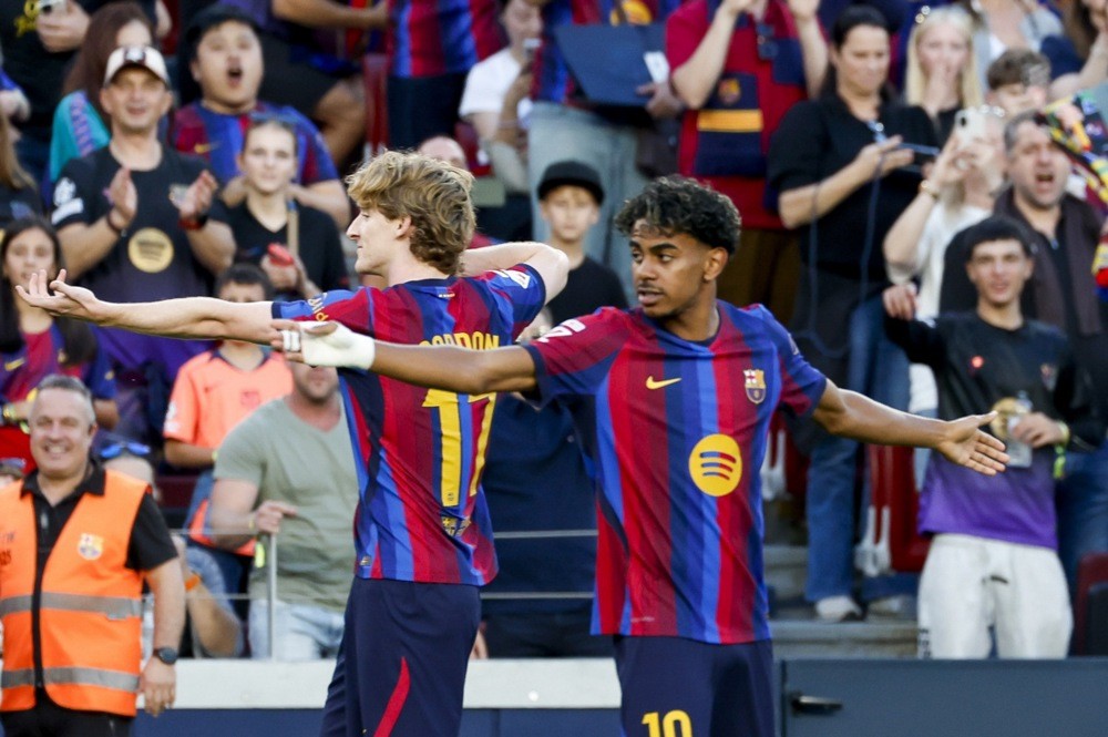 Việc thiếu vắng Nuno Mendes có thể khiến PSG gặp khó trước một Yamal đầy biến ảo. Ảnh: EPA.