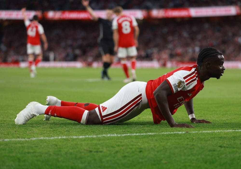 Bukayo Saka bị tố thường xuyên ăn vạ. Ảnh: EPA/Neil Hall.