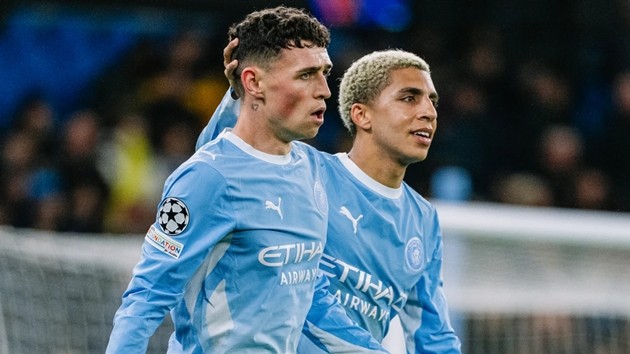 Rico Lewis bên cạnh Phil Foden, cầu thủ xuất sắc nhất trận thắng . Ảnh: Trang chủ CLB Man City