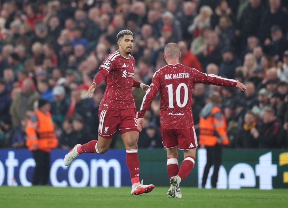 Ronald Araujo – 6,4. Đánh đầu ghi bàn gỡ hòa cho Liverpool. Hậu vệ này có một vài pha dâng cao tốt bên cánh phải, nhưng những quả tạt thiếu chính xác khiến anh không tạo được nhiều nguy hiểm cho Villarreal.