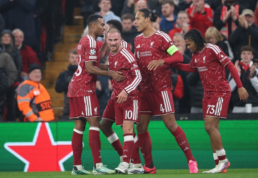 Virgil van Dijk – 6,5. Đội trưởng Liverpool có màn trình diễn đầy sai sót. Anh mắc lỗi nghiêm trọng trong bàn thua đầu tiên. Van Dijk tiếp tục thi đấu chậm chạp và thiếu linh hoạt trong phần còn lại của trận đấu.