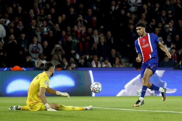 Thủ môn Barca đã có một ngày thi đấu vất vả. Ảnh: EPA.