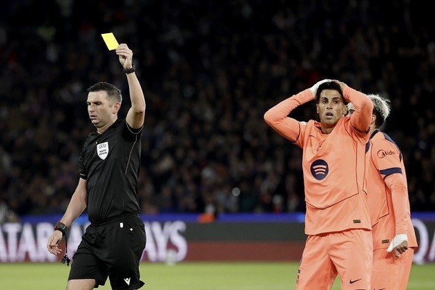 Cancelo - 5.2: Thi đấu bế tắc, liên tục bị các cầu thủ tấn công của PSG khoét sâu và phải nhận một thẻ vàng cảnh cáo trong trận đấu này. Ảnh: EPA.